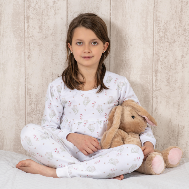 pijama franela de niña con estampado de flores. Ideal para el ideal para el invierno